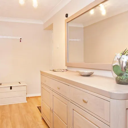 82 Postern Close Apartment *