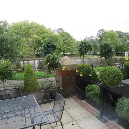 82 Postern Close Apartment *